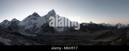 Blick auf den Everest Bereich im Morgengrauen von Kala Patthar, Gorak Shep, Everest Base Camp trek, Nepal Stockfoto