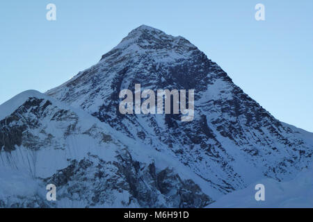 Malerischer Blick auf Mount Everest Gipfel im Morgengrauen von Kala Patthar, Gorak Shep, Everest Base Camp trek, Nepal Stockfoto