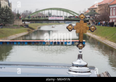 Zrenjanin, Serbien - Januar 19, 2018: Jährlicher Wechsel der Erscheinung des Kreuzes, das in schnellster Schwimmer im Rennen für hölzerne Kreuz übergeben werden. Orthodo Stockfoto