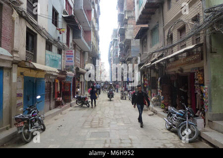 Eine staubige Straße in Kathmandu, Nepal Stockfoto