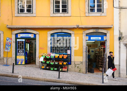 Convenience Store in der Nähe von Lissabons Bairro Alto Stockfoto