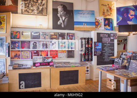 Store mit Cd's, Dvd's und Aufzeichnungen auf der Anzeige in Groningen, Niederlande Stockfoto