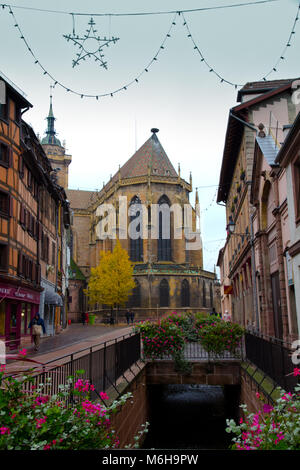 Kleine Straße Saint Martin's Cathedral (Eglise Saint Martin) in Colmar. Stockfoto
