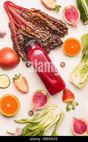 Rote smoothie Flasche mit gesundem Obst und Gemüse Zutaten auf weißem Schreibtisch Hintergrund, Ansicht von oben, flach, senkrecht. Gesunde, saubere und Detox, wir Stockfoto