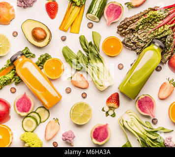 Grün und Gelb smoothie Flaschen mit biologischem Obst und Gemüse Zutaten: Grünkohl, Avocado, Gurke, Orangen, Erdbeeren, Blaubeeren auf Weiß d Stockfoto