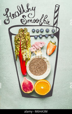 Lackiertes Glas mit Smoothie oder detox drink Zutaten: Chia Samen, orange, pink Brokkoli, Erdbeeren, Heidelbeeren und roten Mangold oder grünkohl Blätter, oben Stockfoto