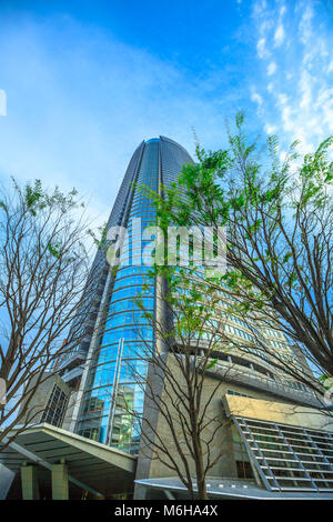 Tokyo, Japan - 20. April 2017: Perspektive Ansicht von Mori Tower, die modernen Wolkenkratzer und das höchste Gebäude von der Roppongi Hills Komplex in Minato, Tokio, Japan. Vertikale erschossen. Stockfoto