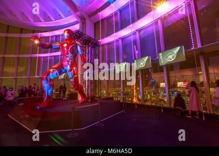 Tokyo, Japan - 20. April 2017: Iron Man Statue von Marvel Age of Heroes Ausstellung im Mori Tower in Roppongi Hills Komplex, mit beleuchtetem Tokyo Tower im Hintergrund. Stockfoto
