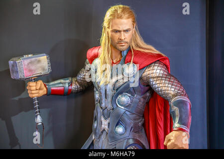 Tokyo, Japan - 20. April 2017: Portrait von Chris Hemsworth Thor, Gott des Donners, Modell mit einem verzauberten hammer Dwt, vom Alter der Helden Film bei Mori Tower, Roppongi Hills Komplex, Minato Tokio. Stockfoto