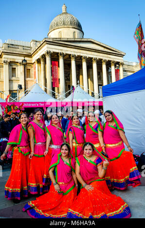 LONDON, GROSSBRITANNIEN - OCT. 15, 2017: Gruppe der schönen indischen Frauen feiern Diwali, tragen Bunte Saris auf dem Trafalgar Square in London. Stockfoto
