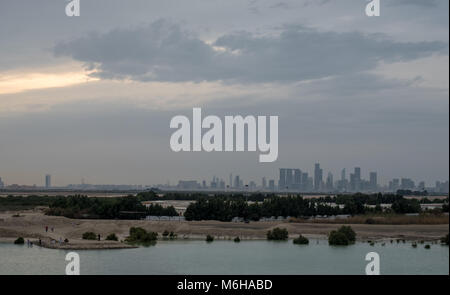 Abu Dhabi Stadt Wolkenkratzer aus Abstand von Wolken bedeckt Stockfoto