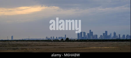 Abu Dhabi Stadt Wolkenkratzer aus Abstand von Wolken bedeckt Stockfoto