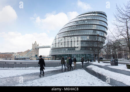 City Hall, der Heimat der Greater London Authority, Bürgermeister von London und der London Assembly, mehr London und Tower Bridge im Schnee im Winter Stockfoto