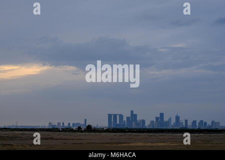 Abu Dhabi Stadt Wolkenkratzer aus Abstand von Wolken bedeckt Stockfoto