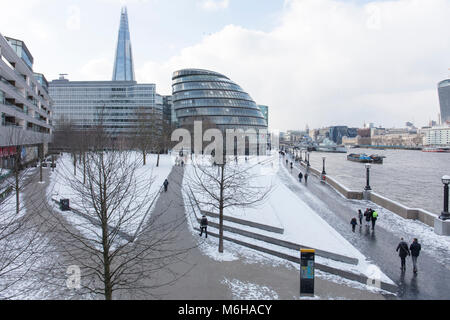 City Hall, der Heimat der Greater London Authority, Bürgermeister von London und der London Assembly, mehr London und der Shard im Schnee im Winter Stockfoto