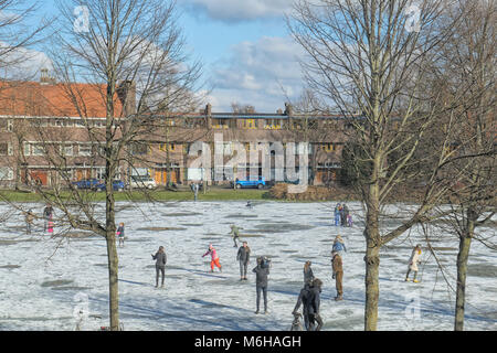 GRONINGEN, Niederlande - 26. FEBRUAR 2018: die Menschen Spaß auf einer Natureisbahn in Groningen, die Stadt in den Niederlanden Stockfoto