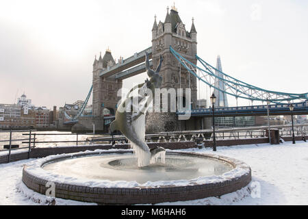 Tower Bridge und einem gefrorenen Dolphin und Meerjungfrau, London in den Schnee im Winter. Stockfoto