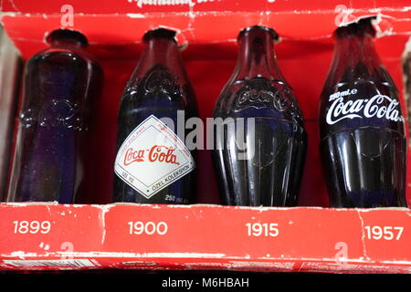Vier verschiedene Coco Cola Flasche Design im historischen Zeitraum, 1899, 1900, 1915 und 1957 Stockfoto