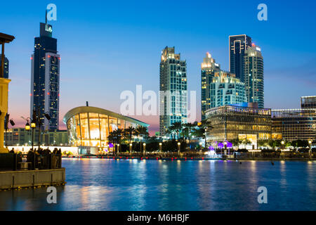 Dubai, Vereinigte Arabische Emirate - Februar 5, 2018: Dubai Oper und moderne Dubai Downtown Wolkenkratzer im Wasser am Blauen Stunde wider Stockfoto