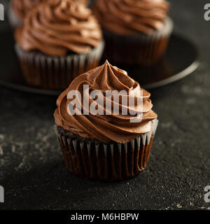 Dark chocolate Cupcakes mit Ganache bereifen Stockfoto