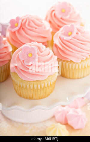 Vanille Erdbeer Muffins mit Zucker Blume Stockfoto