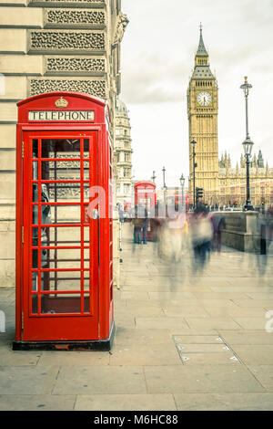 Die kultigen britischen alten roten Telefonzelle mit dem Big Ben im Hintergrund im Zentrum von London. Stockfoto