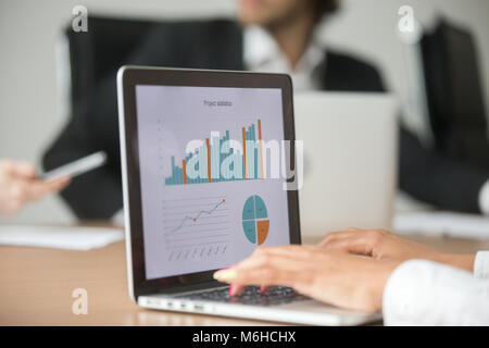 Geschäftsfrau, Arbeiten mit statistischen Bericht bei Team Meeting ein Stockfoto