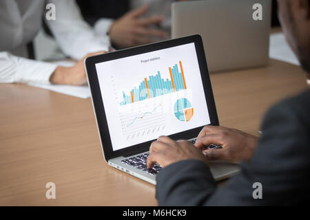 Afrikanische Unternehmer arbeiten am Computer analysieren Projekt Statistiken Stockfoto