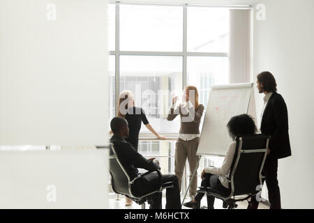 Diverse Business Team hören Lautsprecher diskutieren Presentati Stockfoto