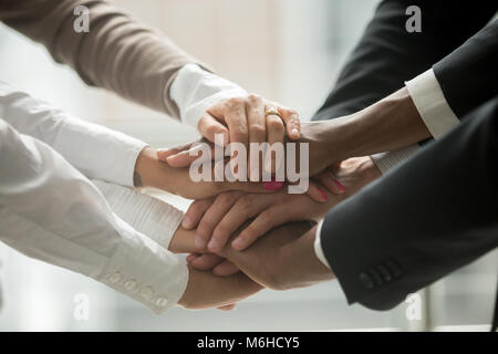 Unterschiedliche Menschen die Hände zusammen viel versprechende Hilfe und Support Stockfoto