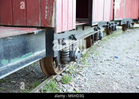 Nahaufnahme der Räder boogie von Personenwagen auf einer Grubenbahn verwendet Stockfoto