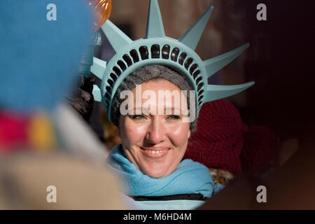 Frau gekleidet wie die Freiheitsstatue, Frauen März auf London, Januar 2017 Stockfoto