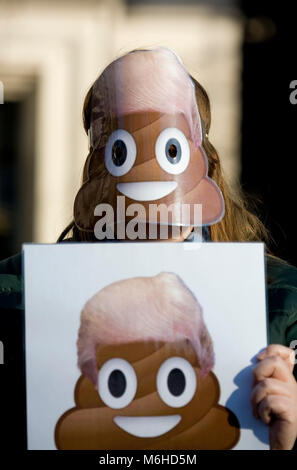 Frau trägt einen abfälligen Donald Trump Maske während der Frauen März auf London, Januar 2017 Stockfoto