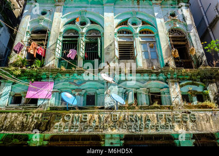 Die kolonialzeit Fassade der Bombay Burma drücken Sie Gebäude im Zentrum der Stadt Stockfoto