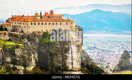 Beeindruckenden Meteora Kloster über Klippen, Griechenland.. Stockfoto