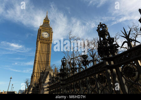Big Ben und Palast von Westminster Tor gegen den blauen Himmel - London, England - Großbritannien Stockfoto