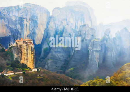 Beeindruckenden Meteora Kloster über Klippen, Kalambaka, Griechenland. Stockfoto