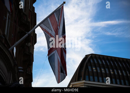 Flagge Großbritannien Union Jack vor einem blauen Himmel mit weißen Wolken - London, England - Großbritannien Stockfoto