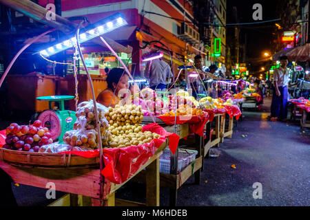 Beleuchtete Straße Restaurants bieten eine breite Auswahl an Speisen, die in der Nacht in der Mitte der Stadt Stockfoto