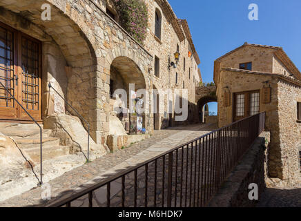 Schöne alte Häuser aus Stein in Spanisch alte Dorf, Pals, Costa Brava Stockfoto