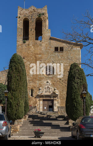 Alte Kirche im Dorf Pals. Der Name der Kirche Sant Pere de Pals. Die Provinz Girona in Spanien. Sie begann im Jahre 1222 zu errichten. Stockfoto