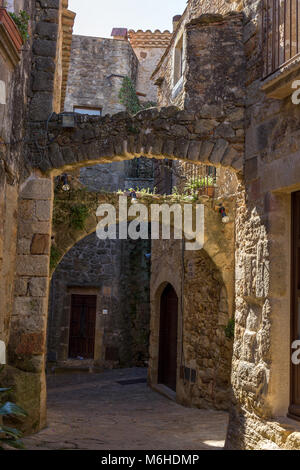 Schöne alte steinerne Bögen in Spanisch alte Dorf, Pals, Costa Brava Stockfoto