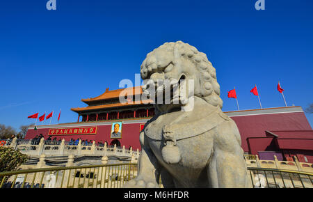 Peking, China - Mar 1, 2018. Lion Statue des Platz des Himmlischen Friedens in Peking. Die Proteste von 1989, die chinesischen Truppen in Tiananmen am 4. Juni und feuerte auf Stockfoto