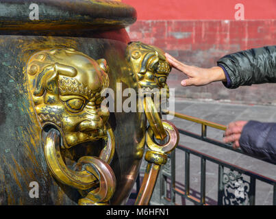 Cloes der reich verzierten Bronze lion's head Griff auf Wasser urn am Eingang des Tores des Himmlischen Reinheit in die Verbotene Stadt, Beijing, China. Stockfoto