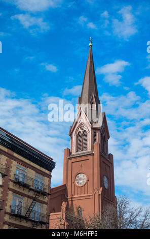 Der hl. Paulus bei der Katholischen Kirche auf Gericht Straße in der Cobble Hill Abschnitt von Brooklyn, NY, die zweitälteste Katholische Kirche in Brooklyn Stockfoto