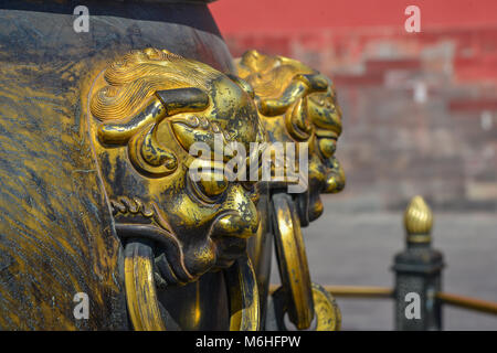 Prunkvolle bronze lion's head Griff auf Wasser urn am Eingang des Tores des Himmlischen Reinheit in die Verbotene Stadt, Beijing, China. Stockfoto