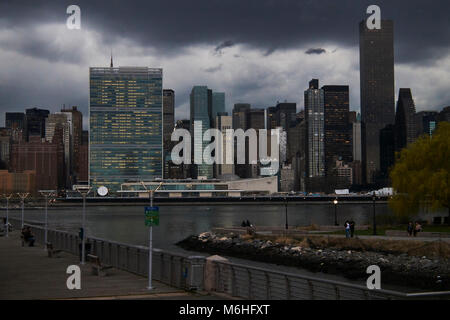 Einen herrlichen Blick auf die Landung in Long Island City Gantry State Park, den East River und Manhattan Stockfoto