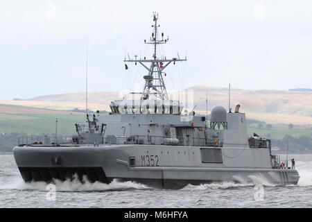 KNM Rauma (M352), einem Alta-class Minesweeper von der norwegischen Marine betrieben, vorbei an Greenock zu Beginn der Übung gemeinsame Krieger 17-2. Stockfoto