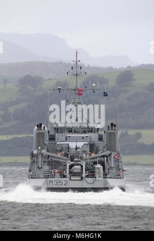 KNM Rauma (M352), einem Alta-class Minesweeper von der norwegischen Marine betrieben, vorbei an Greenock zu Beginn der Übung gemeinsame Krieger 17-2. Stockfoto