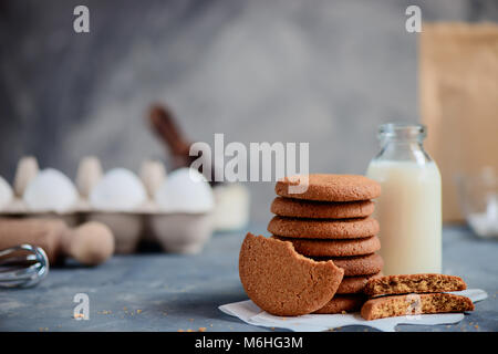 Oatmeal Cookies in einem ordentlich mit der Milchflasche und Backen Zutaten aus Fokus stack. Backen Konzept in high key mit kopieren. Stockfoto